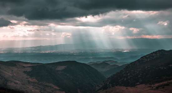 Light shining through the clouds as it might have on the Mount of Transfiguration